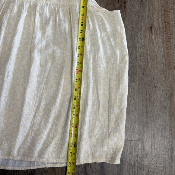 Wonderly • Square Neck Sleeveless Blouse - Picture 4 of 7